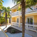Premium Apartment Hari II