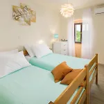 4 Bedroom Cozy Home In Peresiji